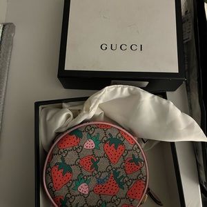 GUCCI GG Supreme Strawberry Round Wristlet